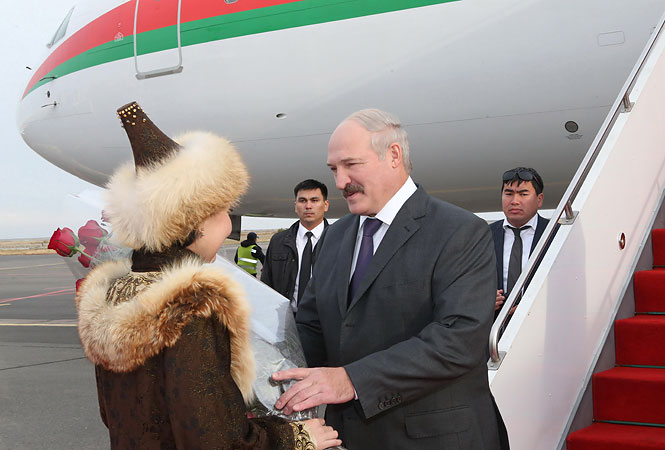 У Туркменістане Лукашэнку сустракаюць з конніцай, у Інданезіі — з гірляндай 