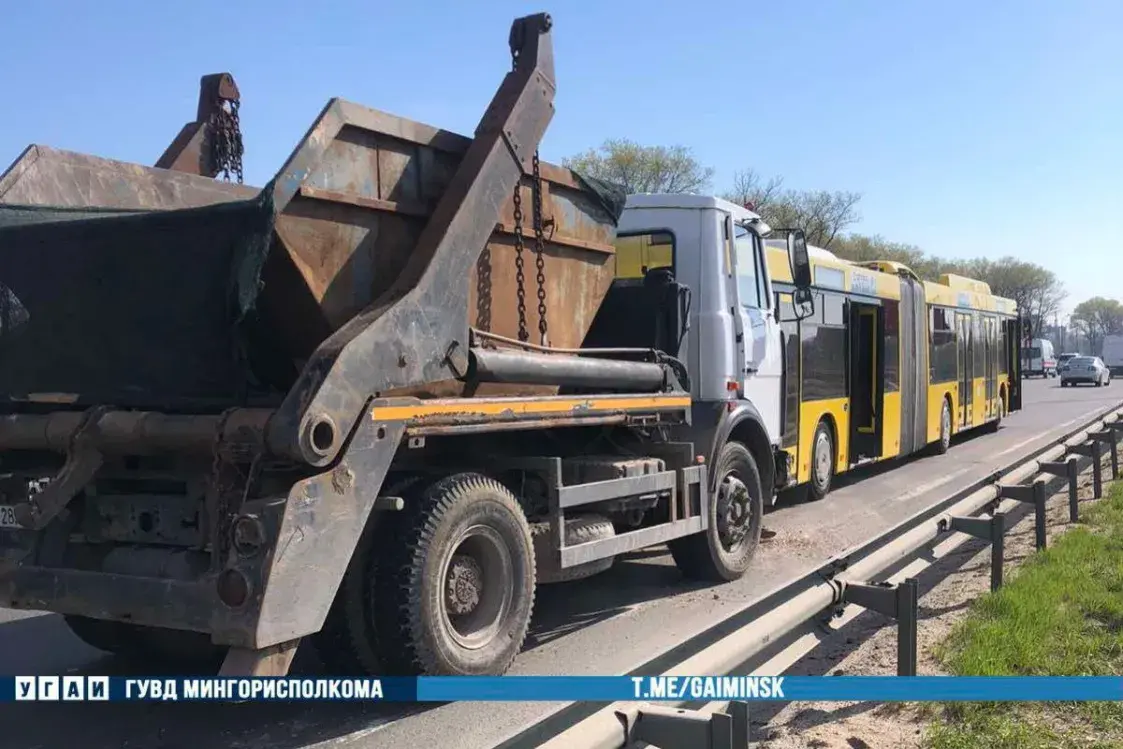 В Минске на кольцевой автодороге грузовик врезался в пассажирский автобус