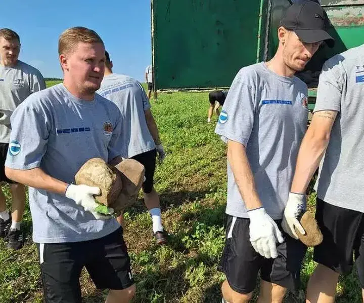 Футболистов "Торпедо- БелАЗ" отправили в колхоз — собирать камни