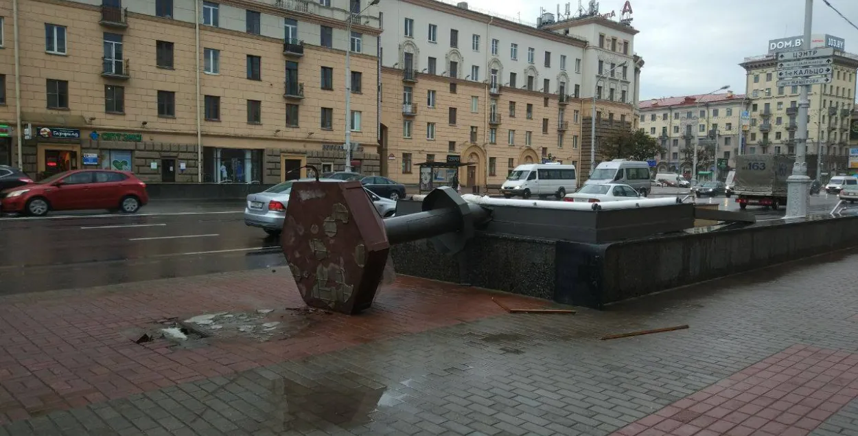 Хто адказвае за білборд, павалены ветрам у цэнтры Мінска?