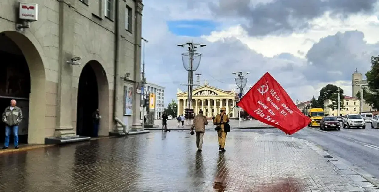 Неизвестные ходили в центре Минска с красным флагом
