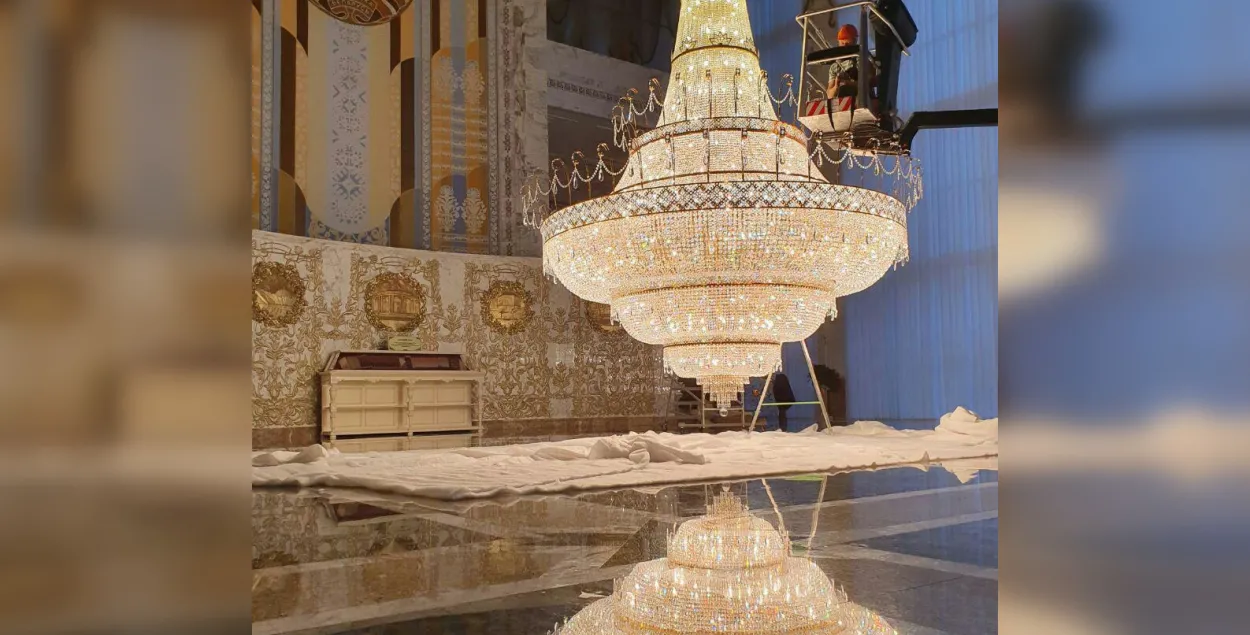 Лампочки в люстрах Дворца Независимости меняют с помощью подъёмника