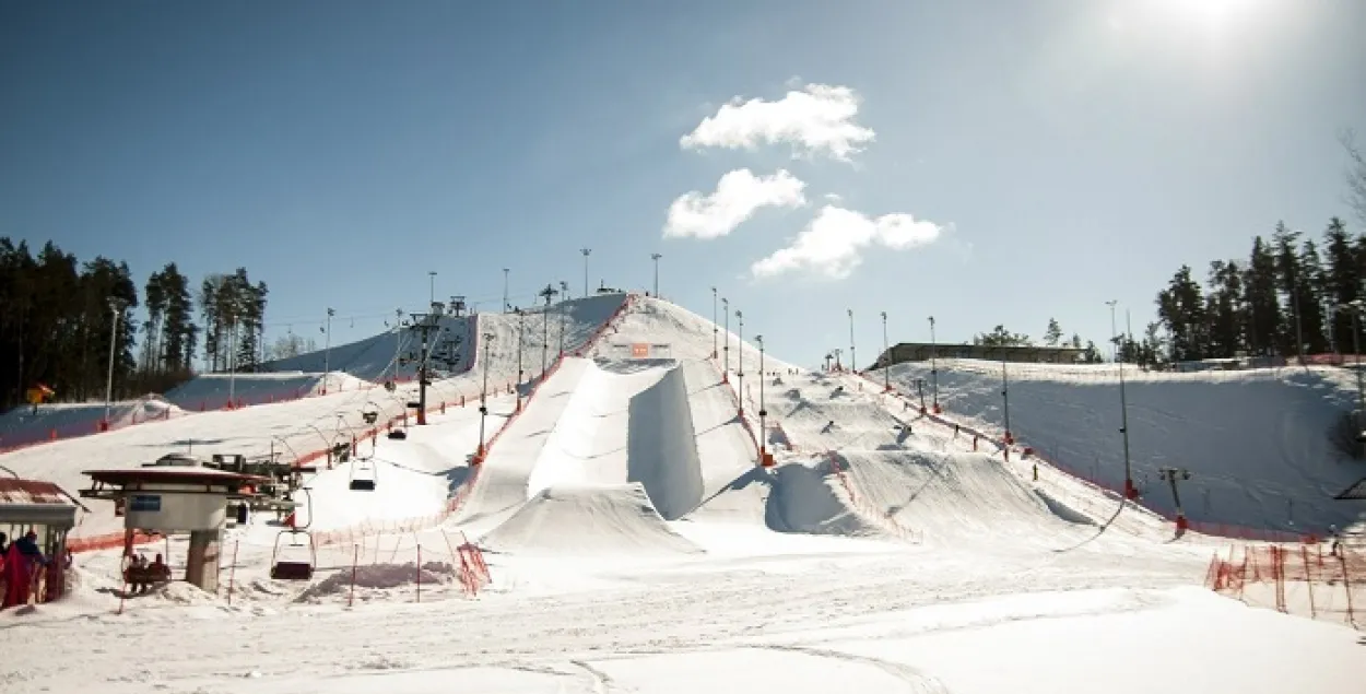 В «Силичах» грандиозное сооружение для сноубордистов занесено снегом