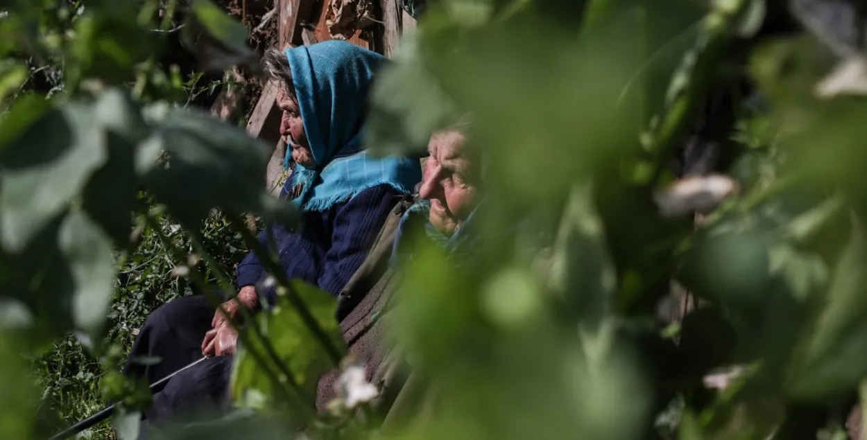 Белорусские пенсионерки отдыхают на солнце / Еўрарадыё