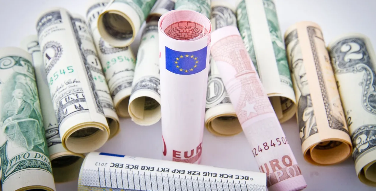 Доллар и евро вновь укрепились
