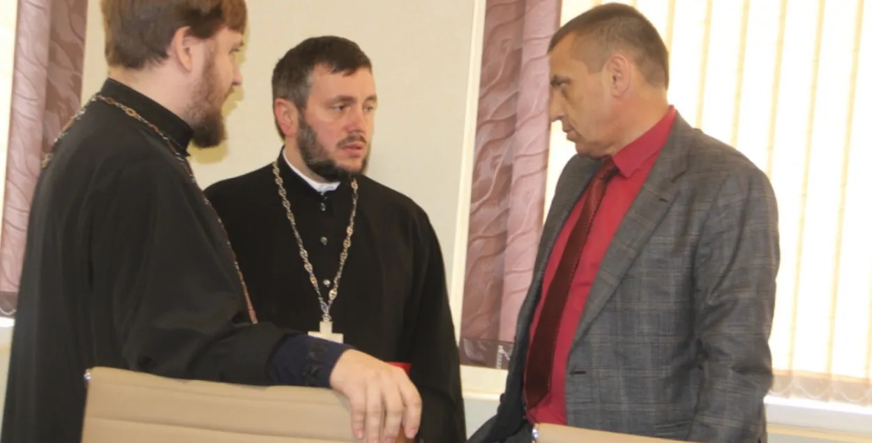 Местные власти благодарны священникам за "спокойствие среди прихожан"
