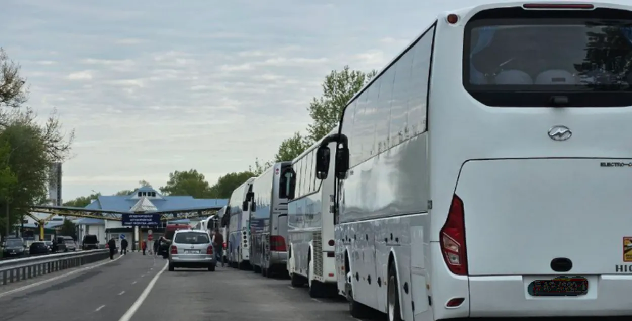 Очередь автобусов на белорусско-польской границе, иллюстративное фото
