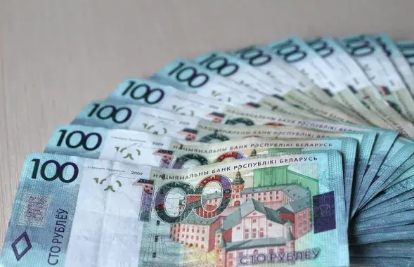 Вместо долларов перевели "денежные средства в белорусских рублях"