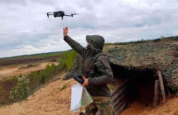 Белорусский военный запускает дрон
