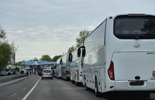 Очередь автобусов на белорусско-польской границе, иллюстративное фото
