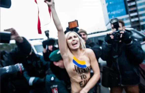 Актывістка Femen выйшла на вуліцу ў вобразе “анёла смерці” (фота)