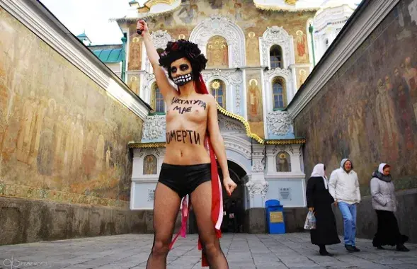 Тры актывісткі FEMEN агаліліся перад іспанскімі дэпутатамі (відэа)