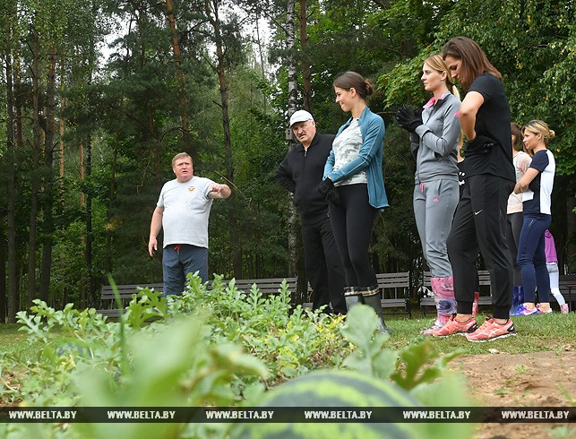 Лукашэнка капаў бульбу і збіраў кавуны (фота, відэа)