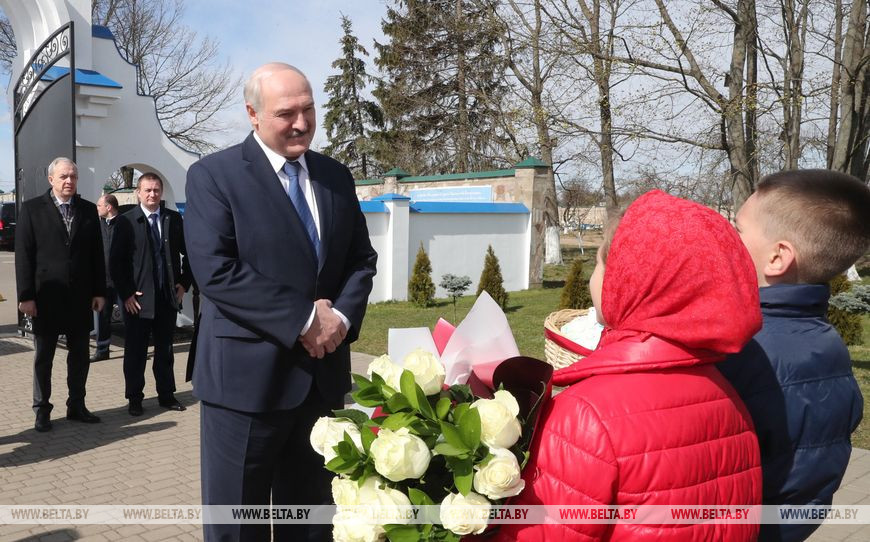 Александр Лукашенко с сыном Николаем на Пасху зажгли свечи в храме в Малых Лядах