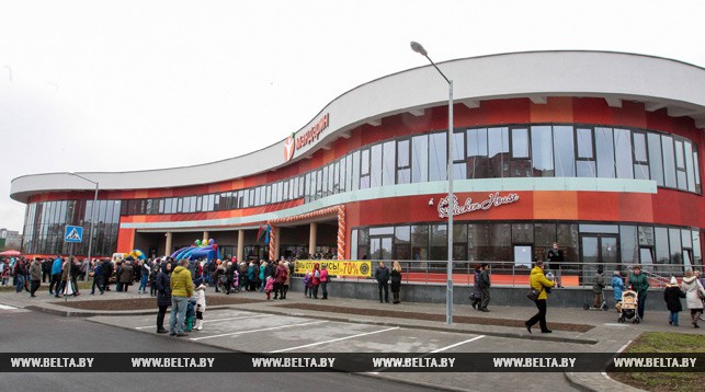 Лукашэнка даручыў рыхтаваць праекты недарагіх басейнаў і спарткомплексаў