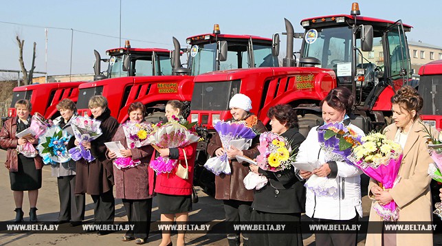 У Магілёве жанчынам-кіраўнікам сельскіх гаспадарак падарылі трактары