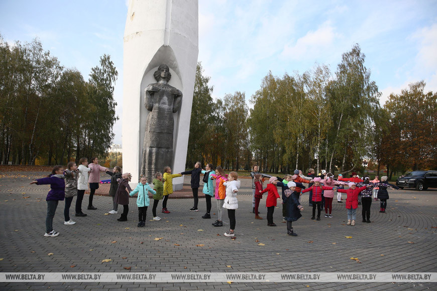 У Каложскім парку Гродна дзеці пашыхтаваліся ў слова (фотафакт)