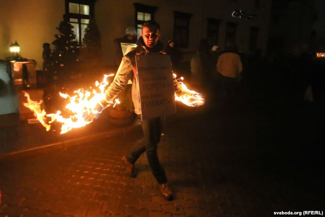 У цэнтры Мінска малады чалавек падпаліў свае рукі (фота)