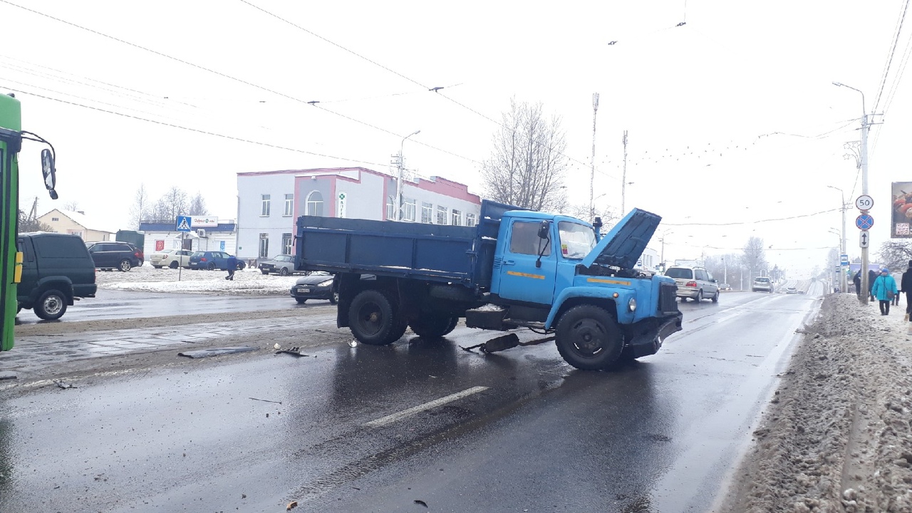 У Віцебску легкавік трапіў пад грузавік, аўтакрэсла выратавала жыццё дзіцяці