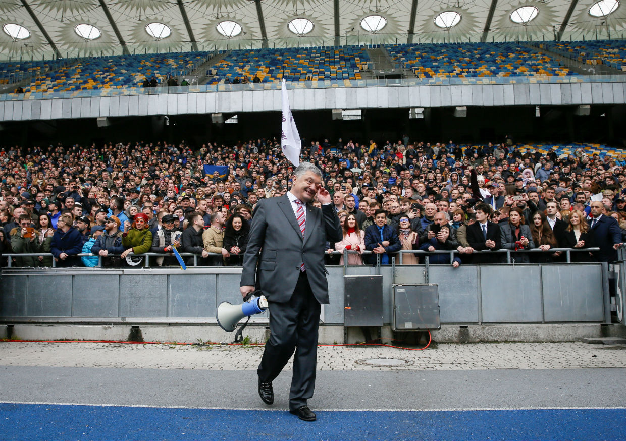 Зяленскі троліць Парашэнку: "Прэзідэнт, які стаў шоуменам, — гэта сумна" (відэа)