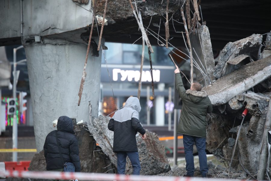 В Минске на Немиге обрушилась часть автомобильного моста