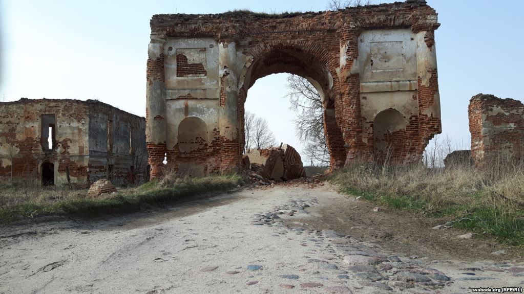 Частку радзівілаўскай брамы XVIII стагоддзя разбурыў прычэп з гноем (фота)