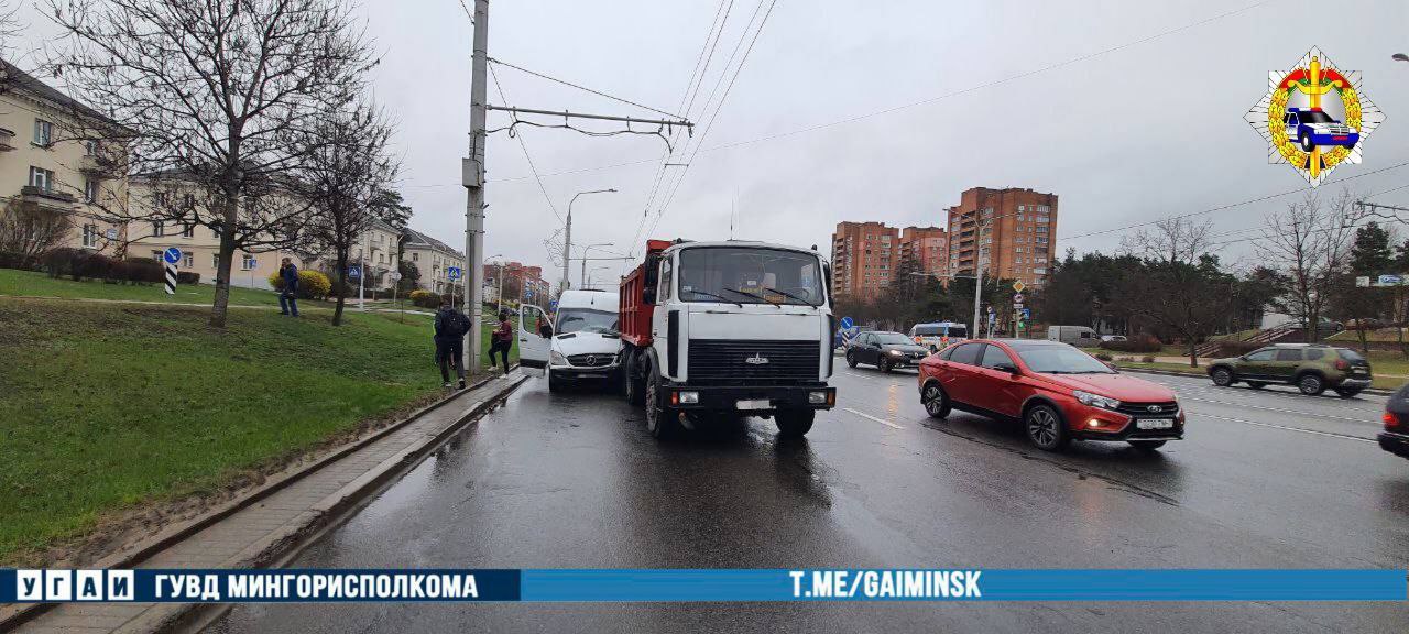 У Мінску сутыкнуліся грузавік і маршрутка, двое пацярпелых