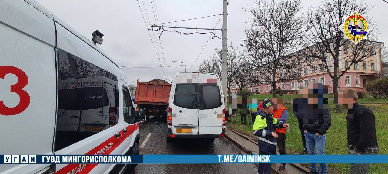 У Мінску сутыкнуліся грузавік і маршрутка, двое пацярпелых