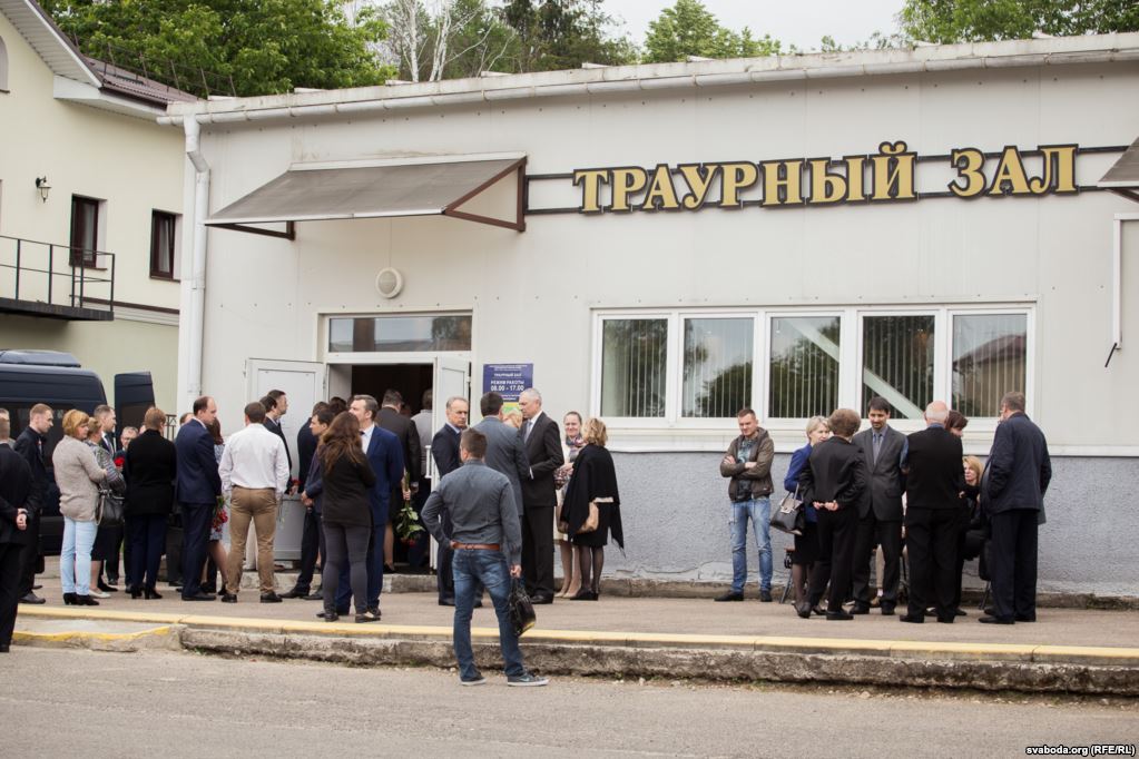 На пахаванне Аляксея Ярмошына прыйшло кіраўніцтва Адміністрацыі прэзідэнта. Фота