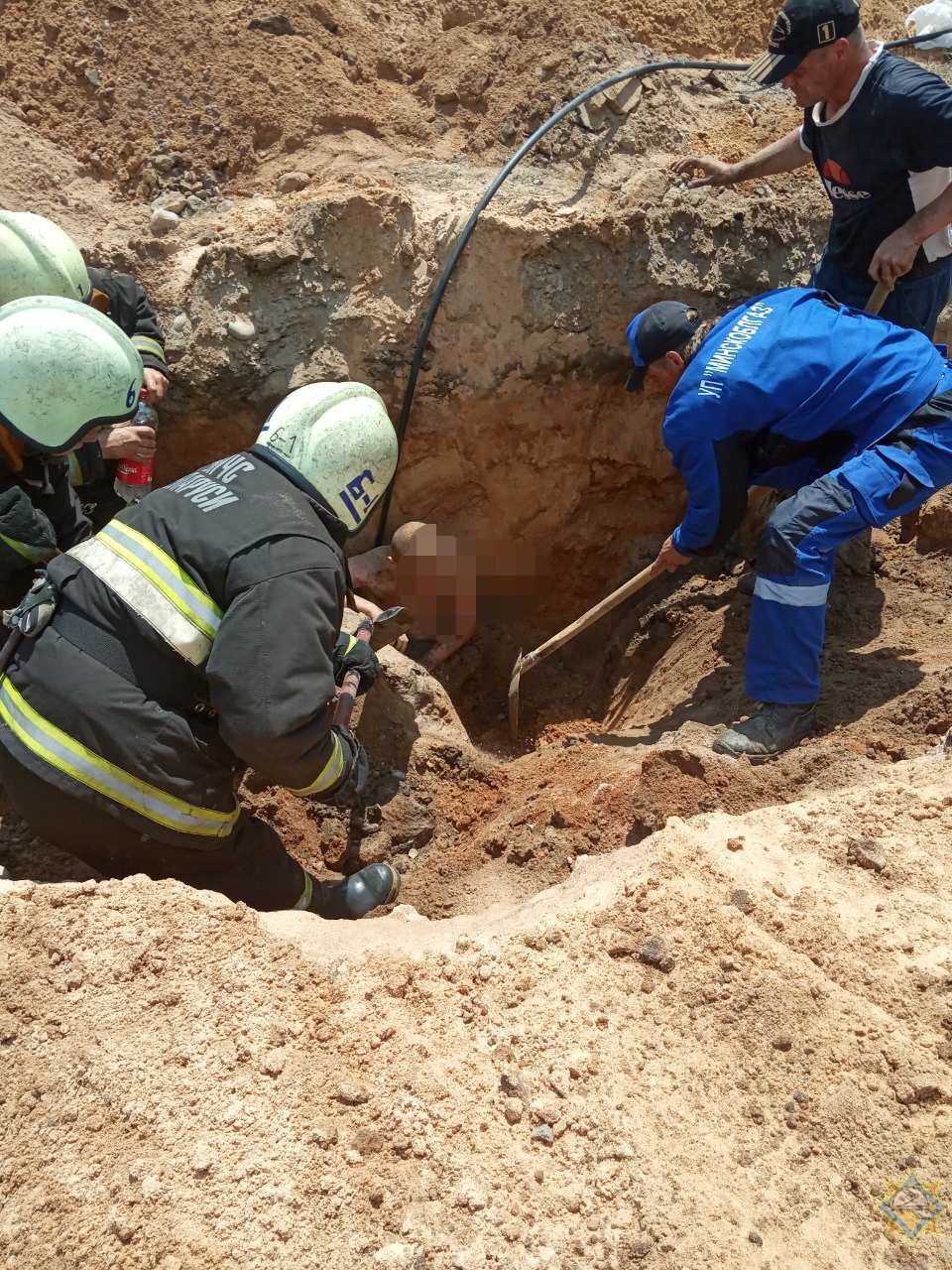 У Жодзіне мужчына пракладваў трубу на сваім падворку — яго засыпала грунтам