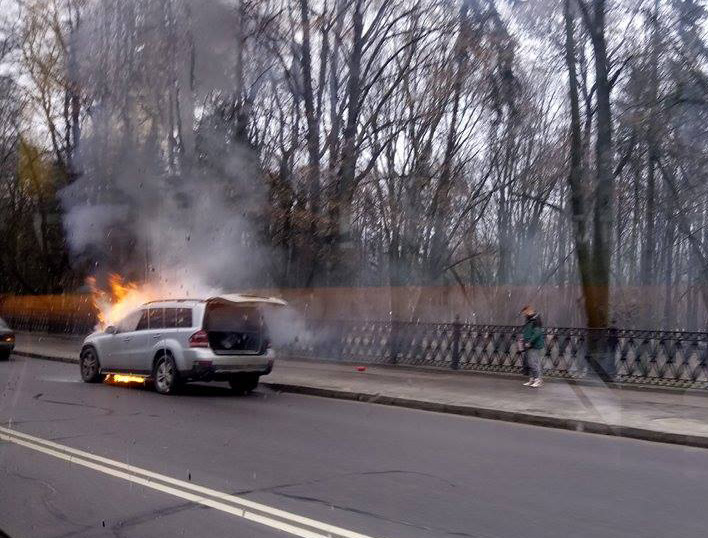 Фотафакт: У цэнтры Мінска падчас руху загарэўся Mercedes GL