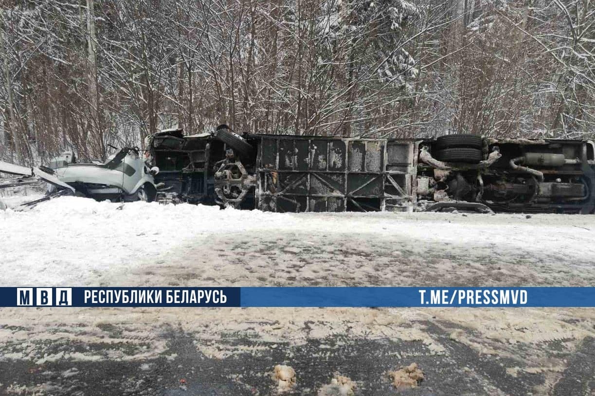 У Лёзненскім раёне аўтамабіль урэзаўся ў аўтобус з расійскімі турыстамі