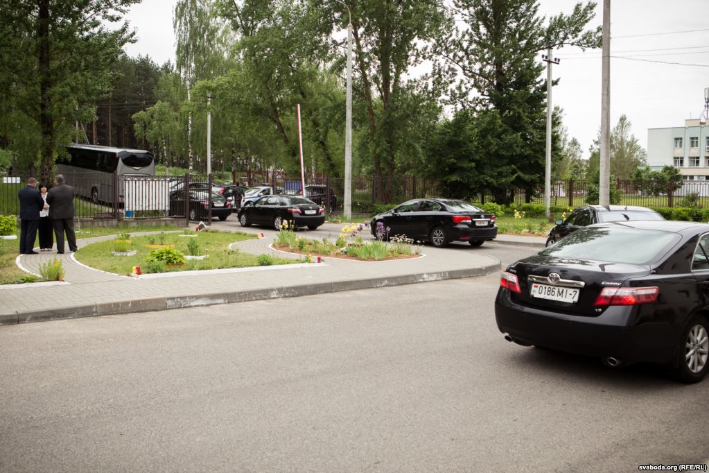 На пахаванне Аляксея Ярмошына прыйшло кіраўніцтва Адміністрацыі прэзідэнта. Фота