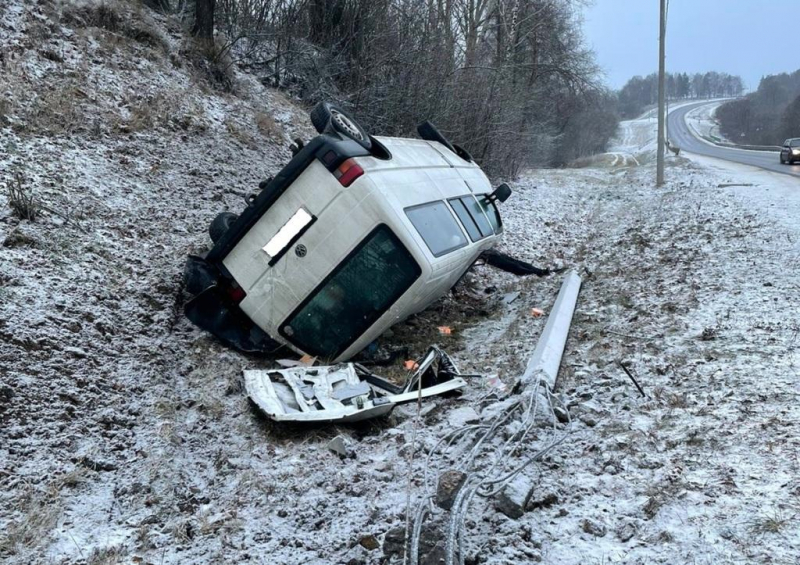 На Браншчыне разбіўся бусік з беларусамі, адзін чалавек загінуў