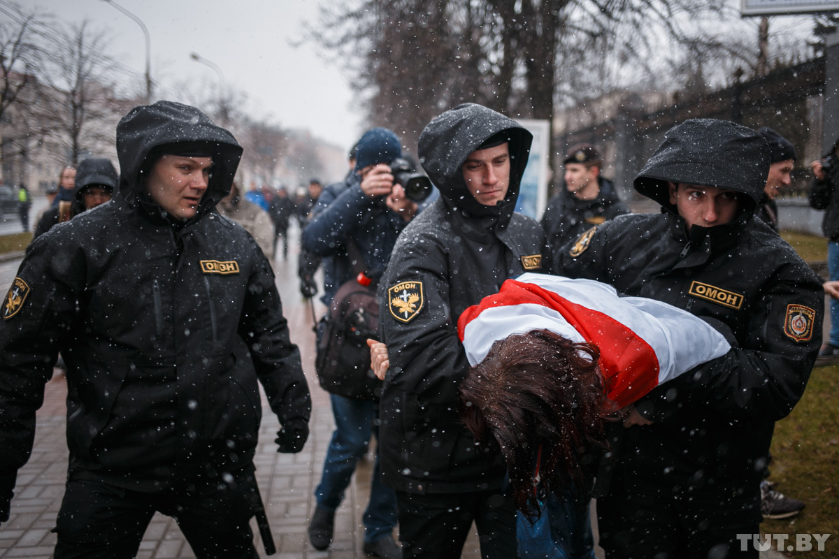 Дзяўчына з усмешкай на руках у АМАПа: Не разумею, навошта яны мяне неслі