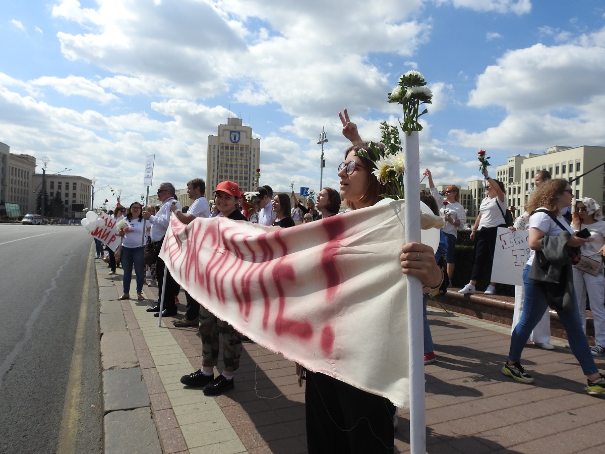 "Сівак, выходзь": што адбываецца на плошчы Незалежнасці