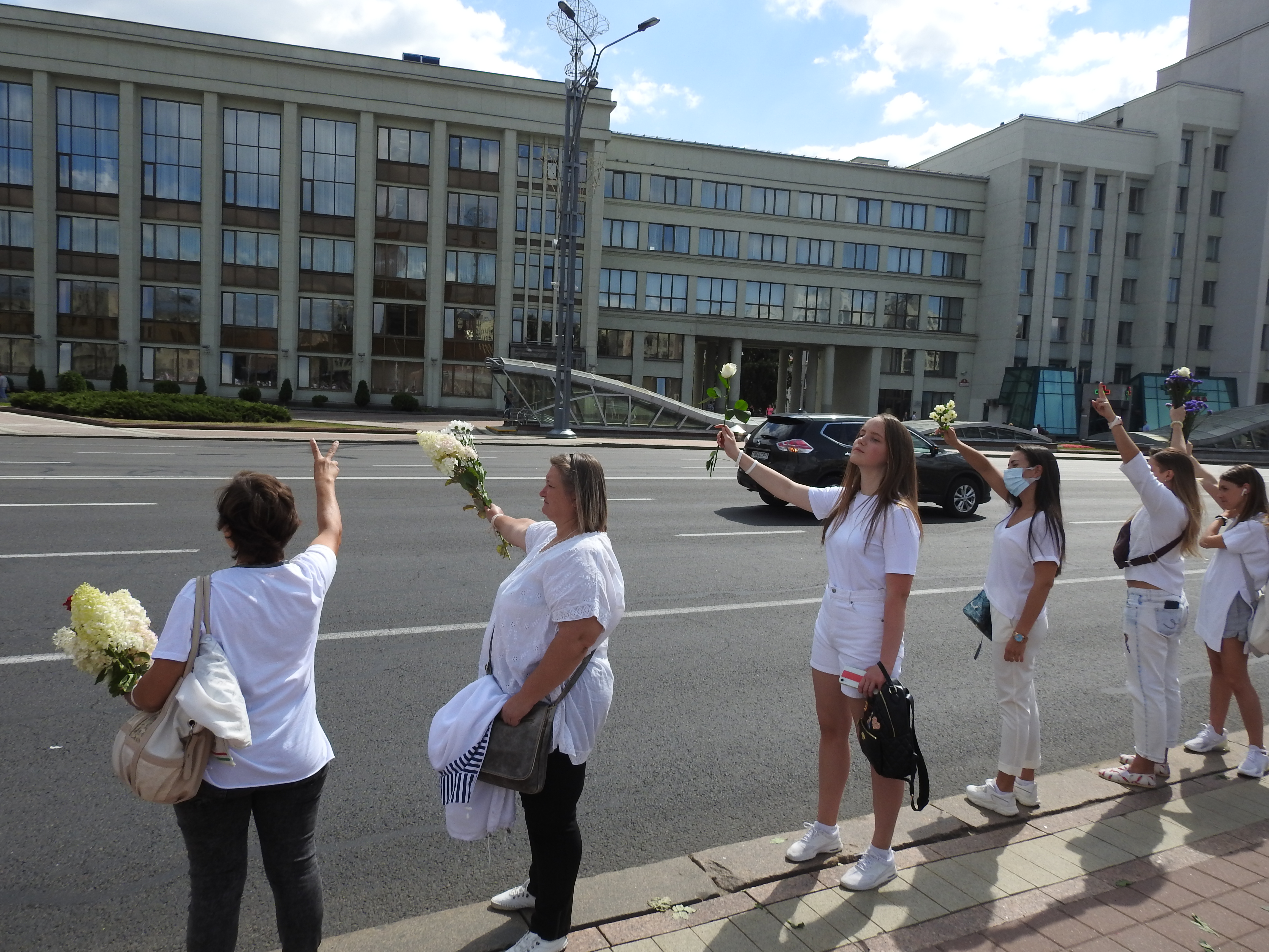 "Сівак, выходзь": што адбываецца на плошчы Незалежнасці