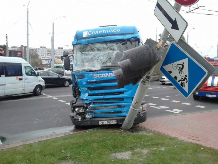 У Мінску на праспекце Дзяржынскага грузавік пратараніў тралейбус