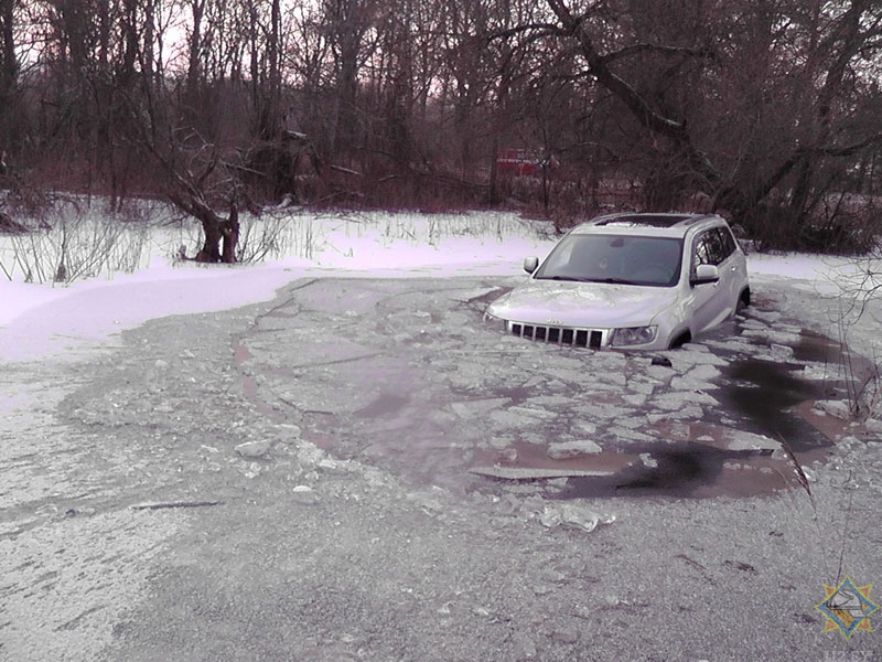 У Светлагорскім раёне джып праваліўся пад лёд у пойме Бярэзіны