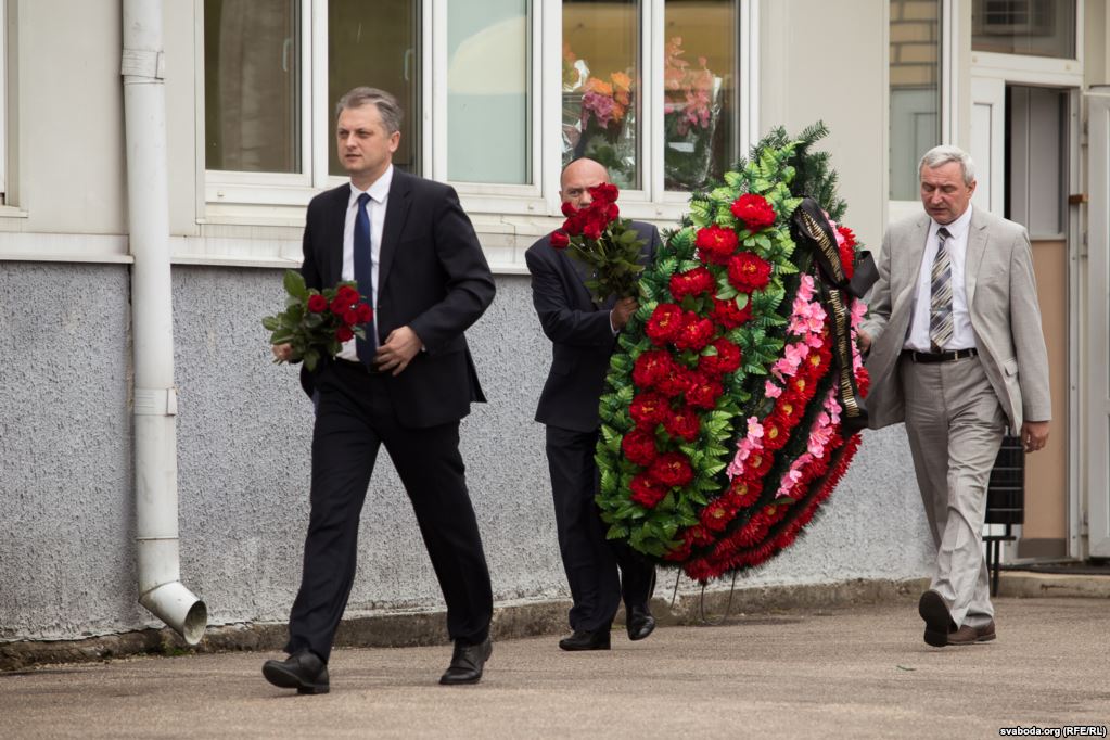 На пахаванне Аляксея Ярмошына прыйшло кіраўніцтва Адміністрацыі прэзідэнта. Фота