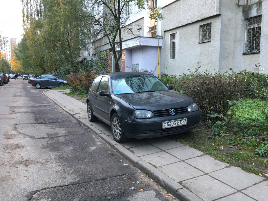 Мінчук абліў белай фарбай суседа, які вучыў яго паркавацца па правілах (фота)