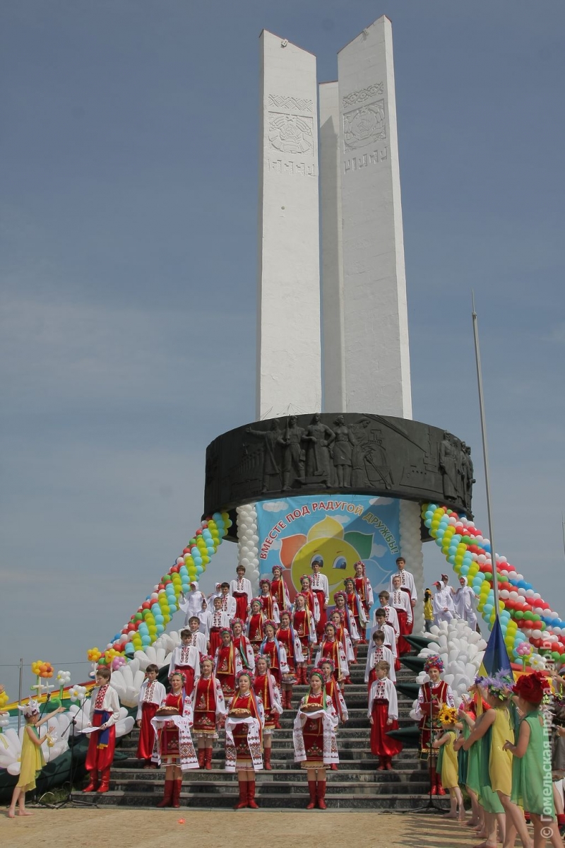 Лукашэнка даручыў адрамантаваць манумент "Тры сястры"