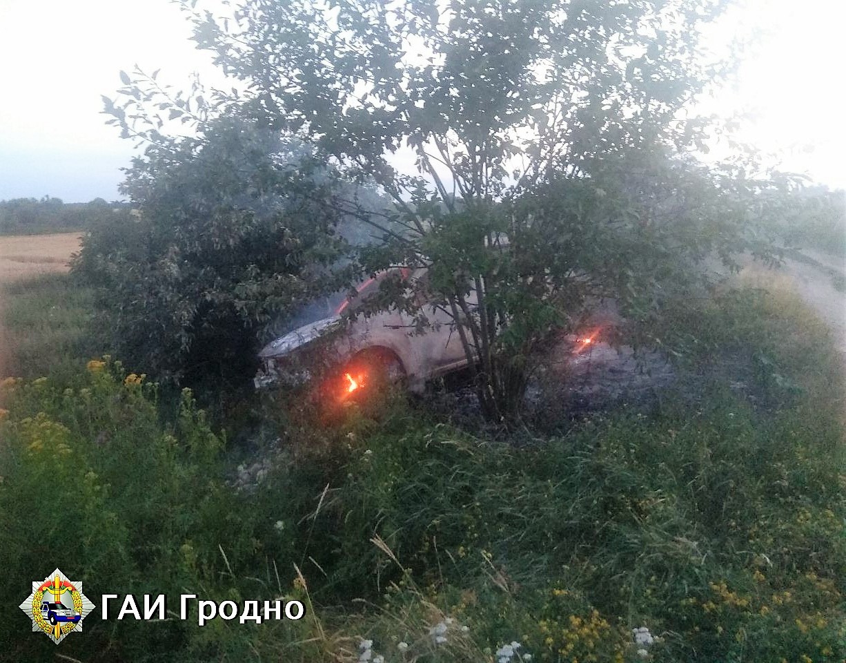 У Гродзенскім раёне п'яны 16-гадовы юнак скраў Renault і спаліў яго (фота)