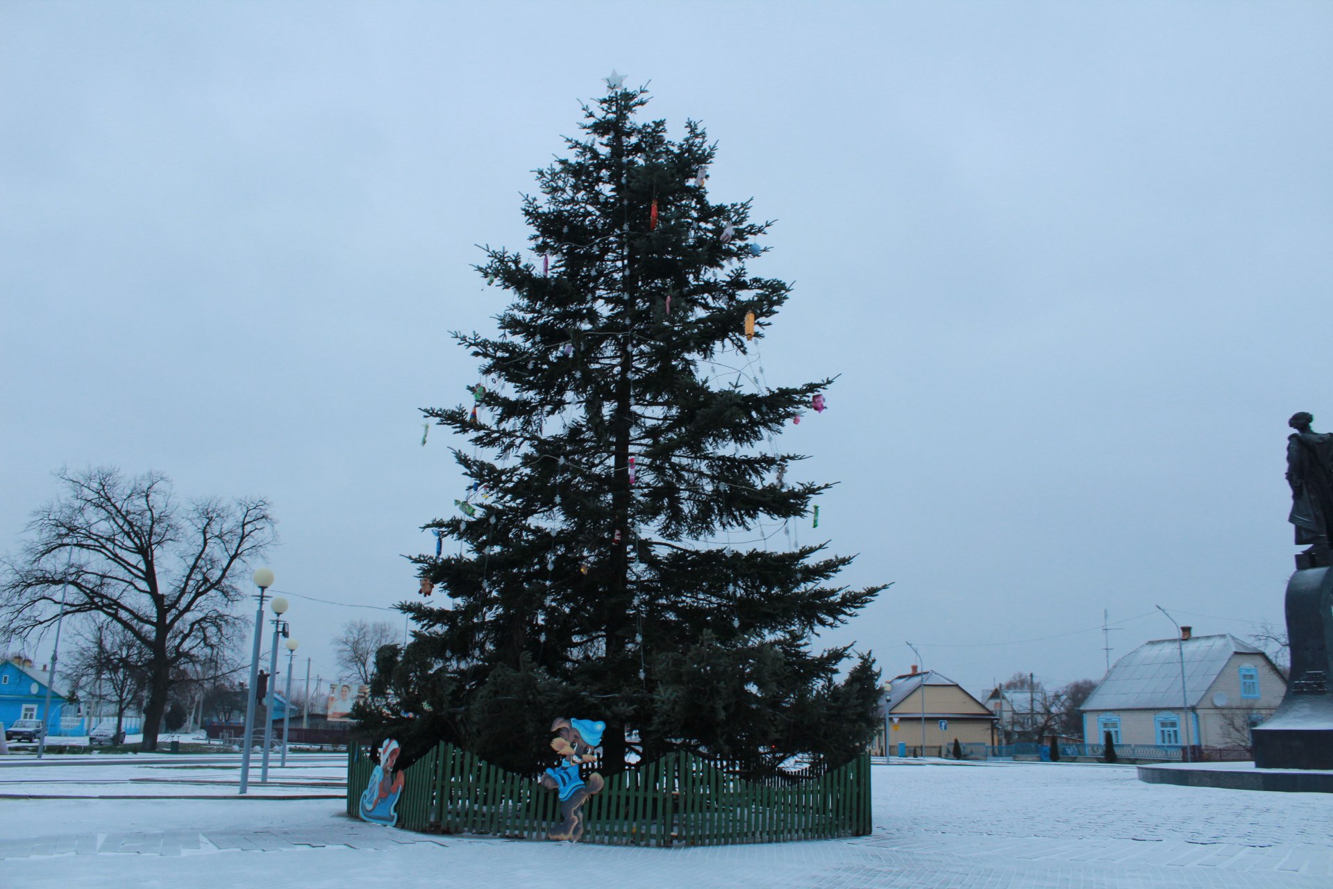 В Давид-Городке ёлку украсили ведёрками и детскими тапками (фотофакт)