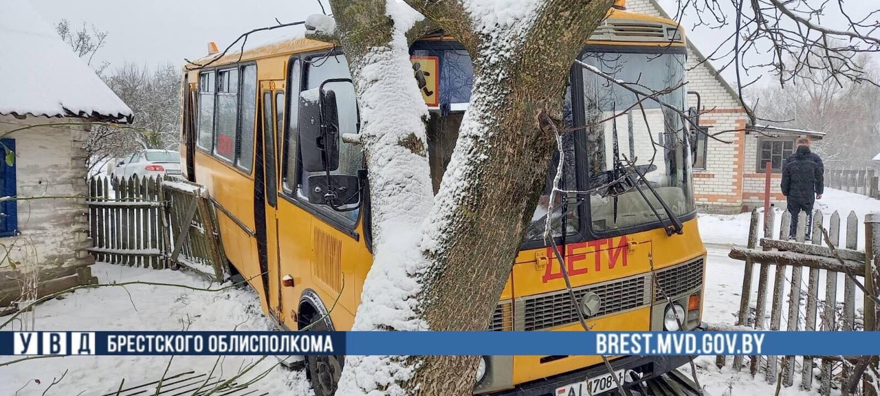 Пад Брэстам школьны аўтобус з дзецьмі трапіў у ДТЗ і знёс плот