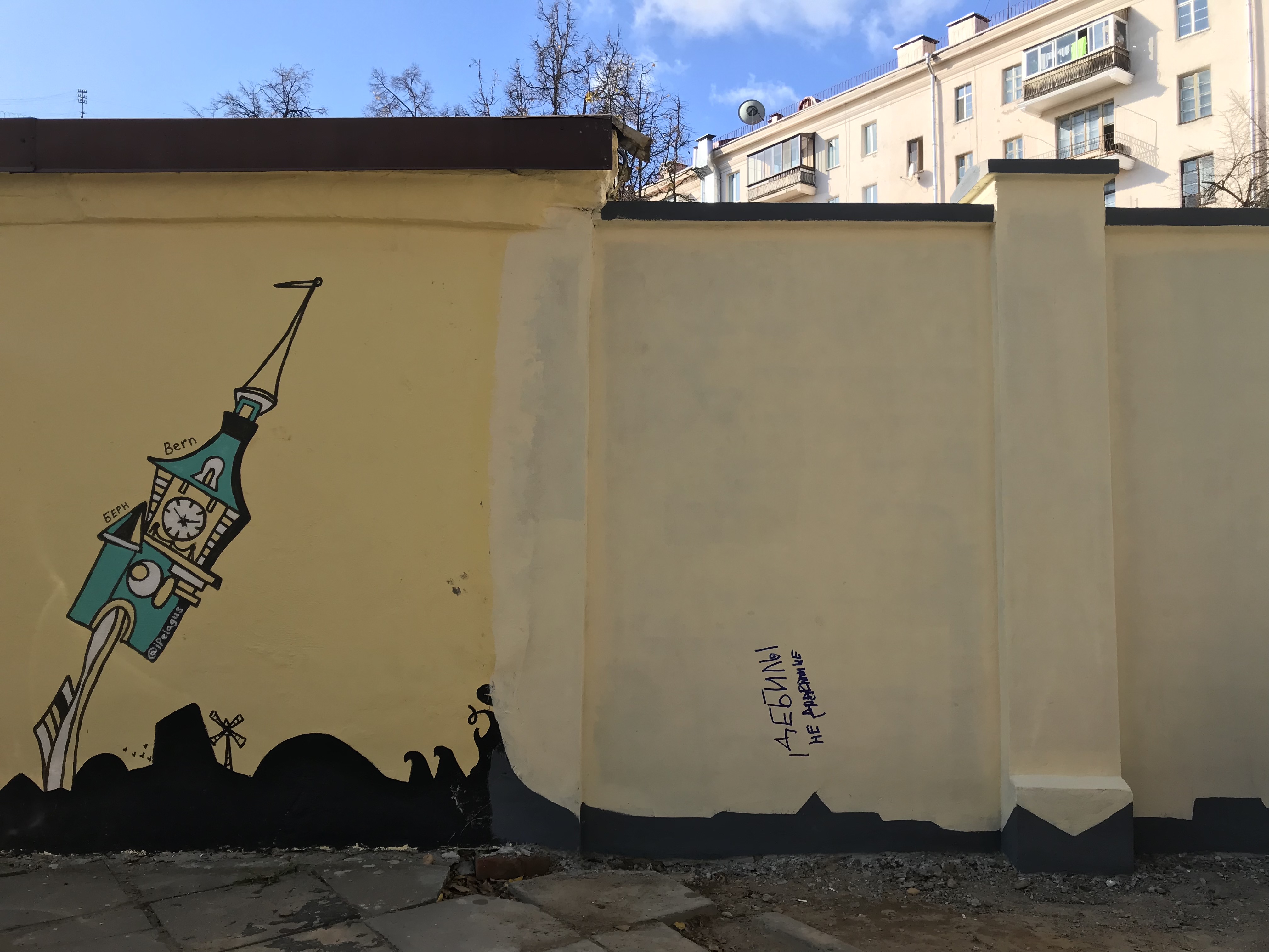 “Дебилы недоделанные”: рабочие достроили и дорисовали арт-объект в центре Минска