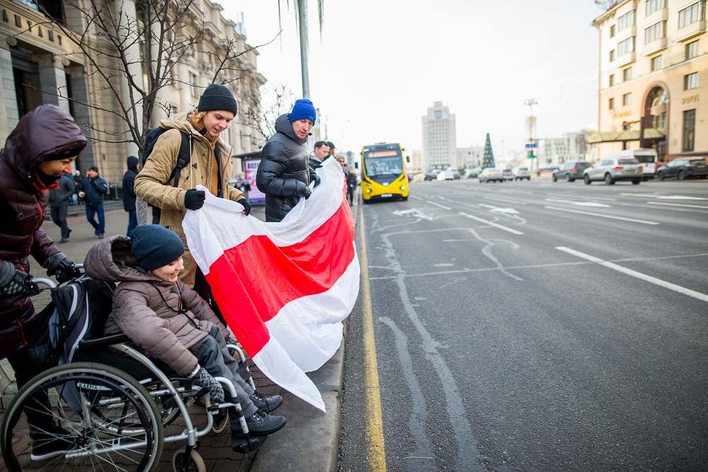 У Мінску людзі ўзяліся за рукі супраць інтэграцыі з Расіяй 