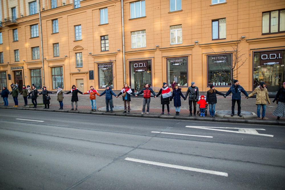 У Мінску людзі ўзяліся за рукі супраць інтэграцыі з Расіяй 