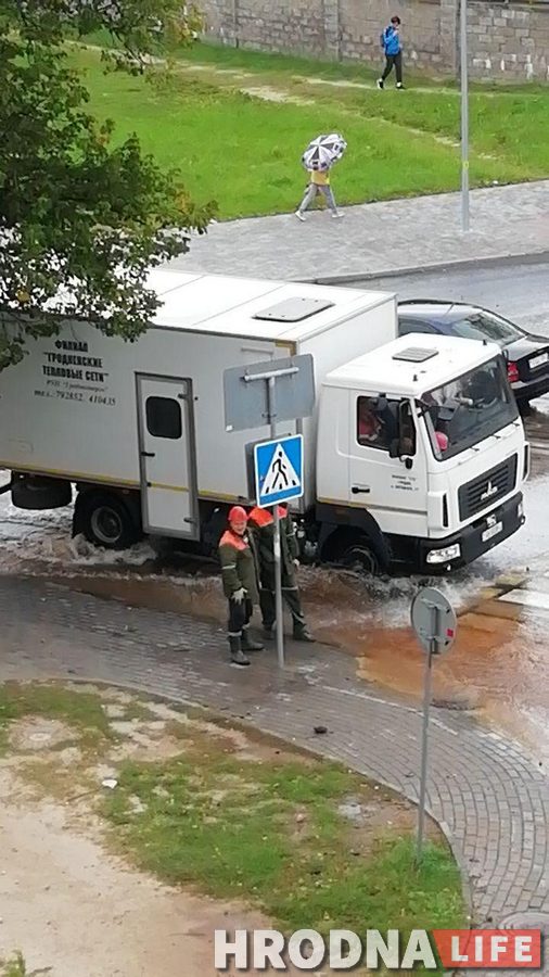 Каля чыгуначнага вакзала Гродна прарвала трубу: фантан біў на 20 метраў