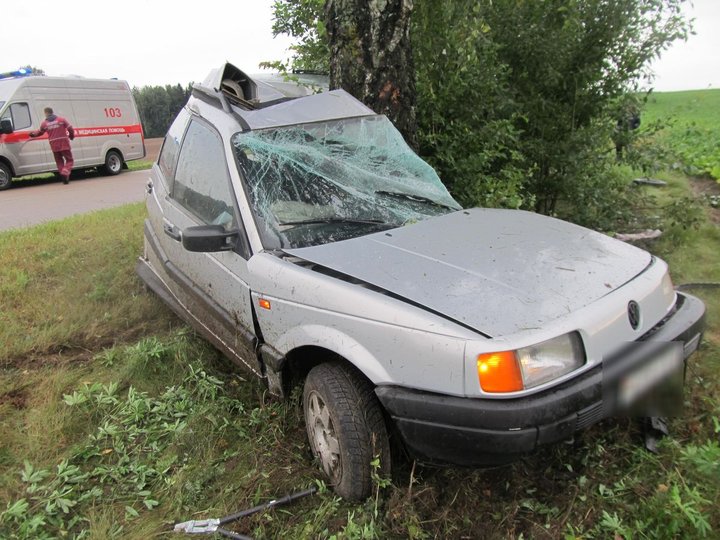 Каля Узды Volkswagen наляцеў на дрэва, 30-гадовая кіроўца загінула